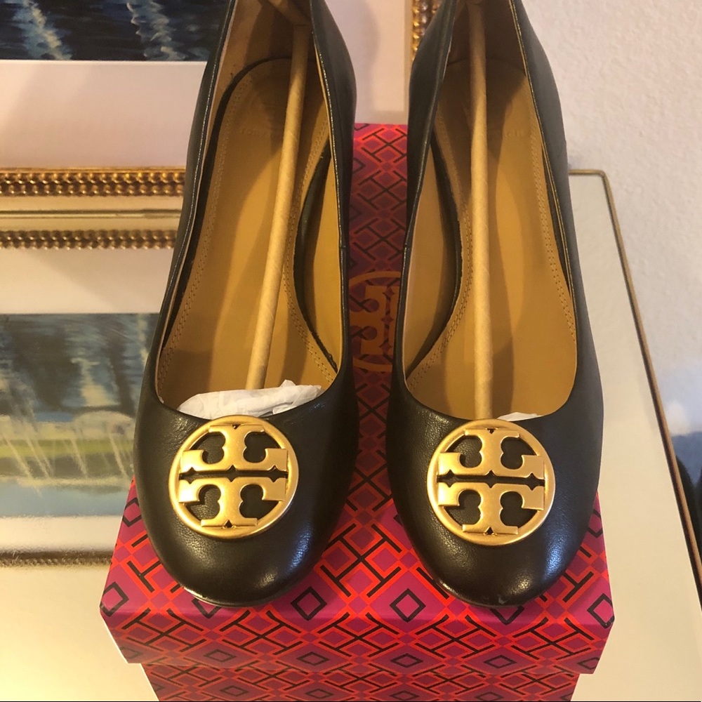 Tory Burch Chelsea Pump Medallion Logo Shoes